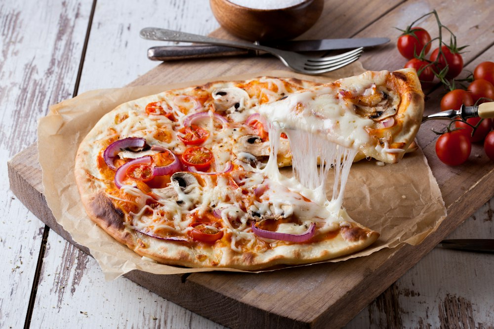Fetta di pizza con mozzarella filante