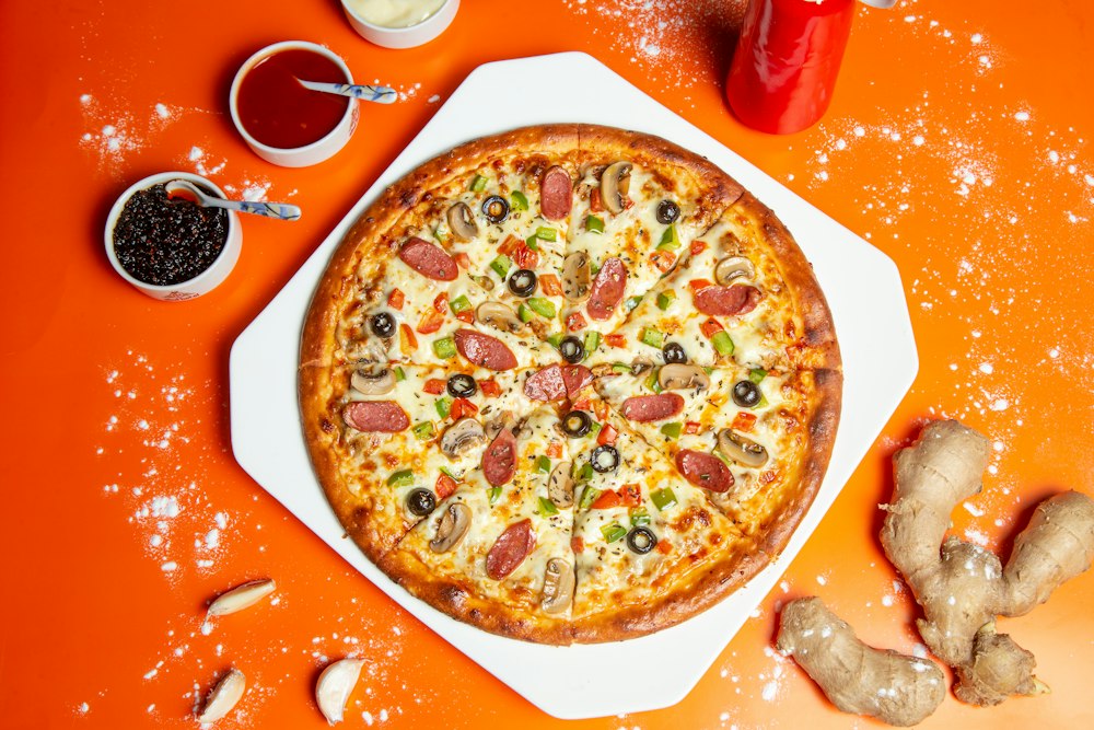 Pizza con tanti ingredienti colorati